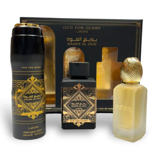 Imagen del set de regalo Badee Al Oud "Oud for Glory" de Lattafa, que incluye un body spray de 200 ml, un Eau de Parfum de 100 ml en frasco negro con detalles dorados geométricos, y un frasco dorado de desodorante, todo presentado en una lujosa caja negra con detalles dorados.