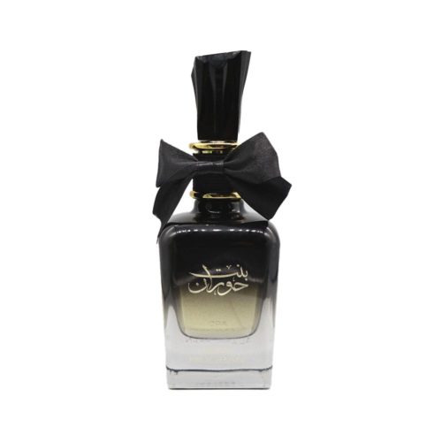 Vista frontal del frasco del perfume Bint Hooran de Ard Al Zaafaran, con diseño degradado en negro y transparente, caligrafía árabe dorada y un lazo negro en el cuello.