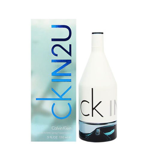 Vista frontal del perfume CK IN2U Him EDT 150 ml de Calvin Klein, con frasco blanco de diseño moderno y tipografía en negro y azul junto a caja azul cielo con letras metálicas azules.