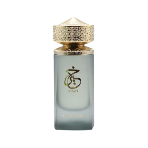 Primer plano del frasco de perfume Khair en vidrio mate con detalles dorados y tapa con diseño ornamentado.