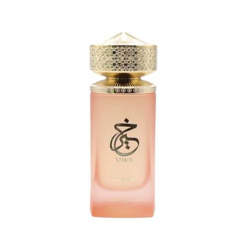 Primer plano del frasco de Khair Fusion con tapa dorada y caligrafía árabe elegante.
