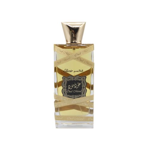 Primer plano del frasco del perfume Oud Mood Elixir de Lattafa, con líquido dorado y cintas decorativas doradas envueltas alrededor del frasco.