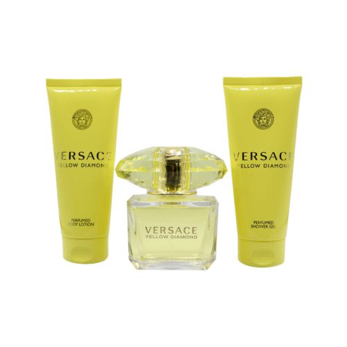 Set de fragancia Versace Yellow Diamond con frasco de perfume entre una loción corporal y un gel de ducha.